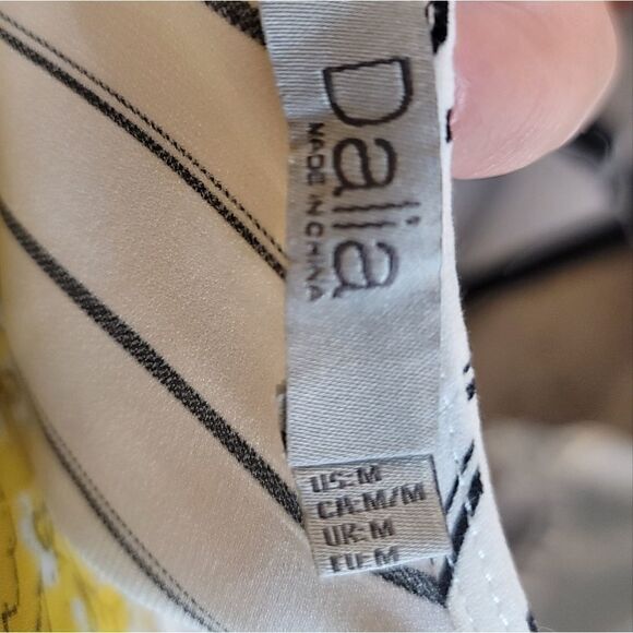 DALIA Verticle Striped Sleeveless Blouse - Picture 4 of 6